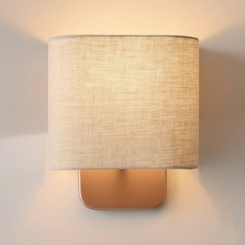 Lampada da parete moderna in metallo con paralume in lino Maris com 6.webp__PID:9451dd04-1776-4b3f-9898-0989a506aa03