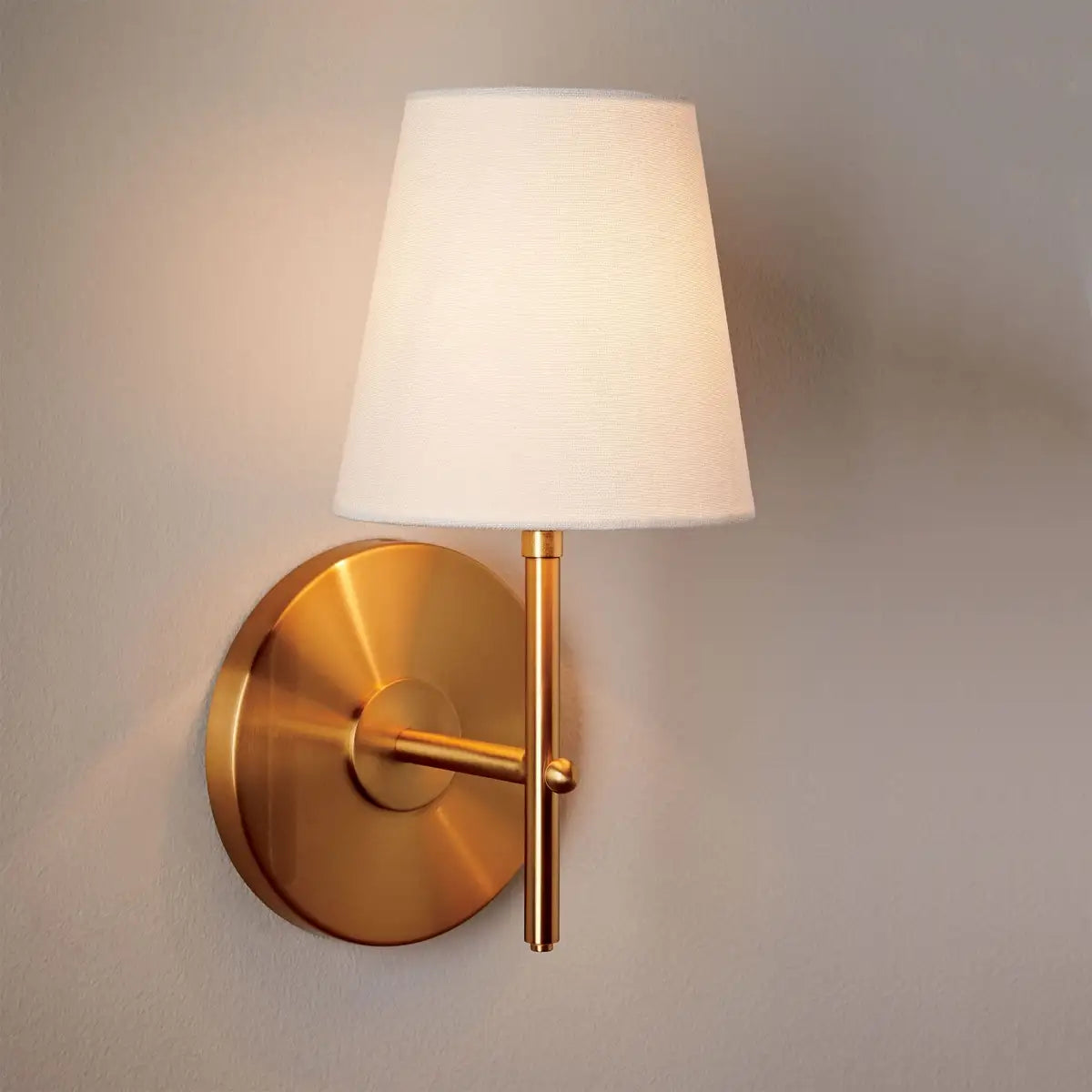 Kaelis Mid-Century stoffen messing wandkandelaarsku.webp__PID:a1b8fed2-cfea-40f3-9df4-5bd266eb026b
