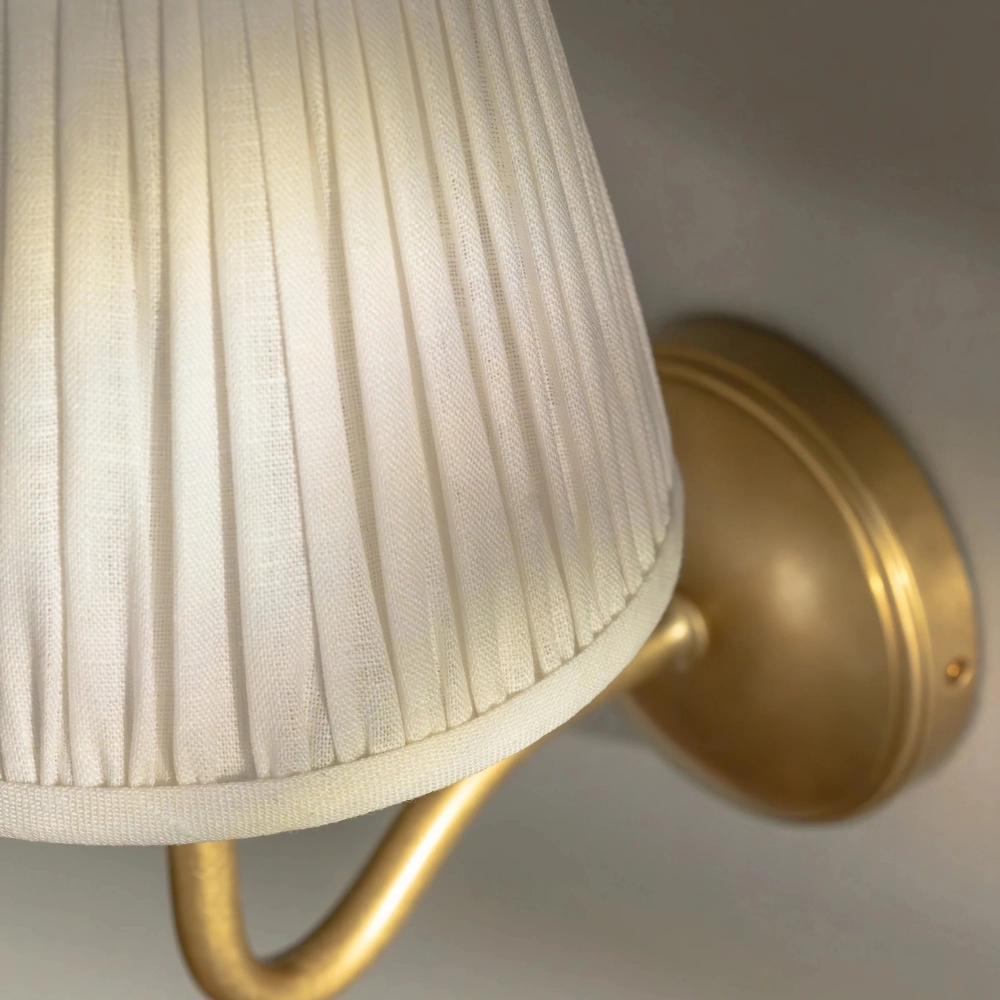 Finn Plissee Shade Brass Arm Wandleuchte1.webp__PID:d578378a-8209-491f-8a46-f0e6cedd9b95