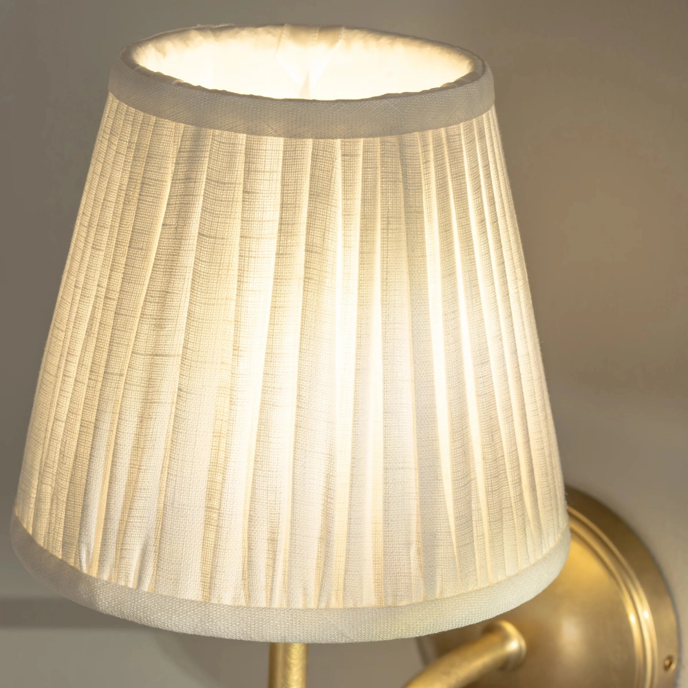 Finn Plissee Shade Brass Arm Wandleuchte2.webp__PID:78378a82-09f9-4f8a-86f0-e6cedd9b956d