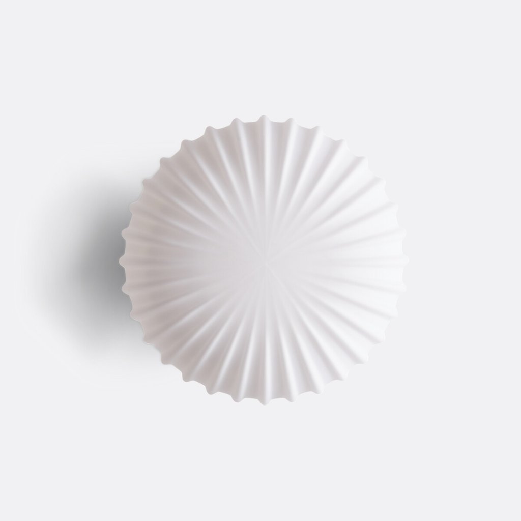 Plafondlamp van conch messing en melkwit glas (3).jpg__PID:e543c23e-6ac4-457f-bc14-44b263888653