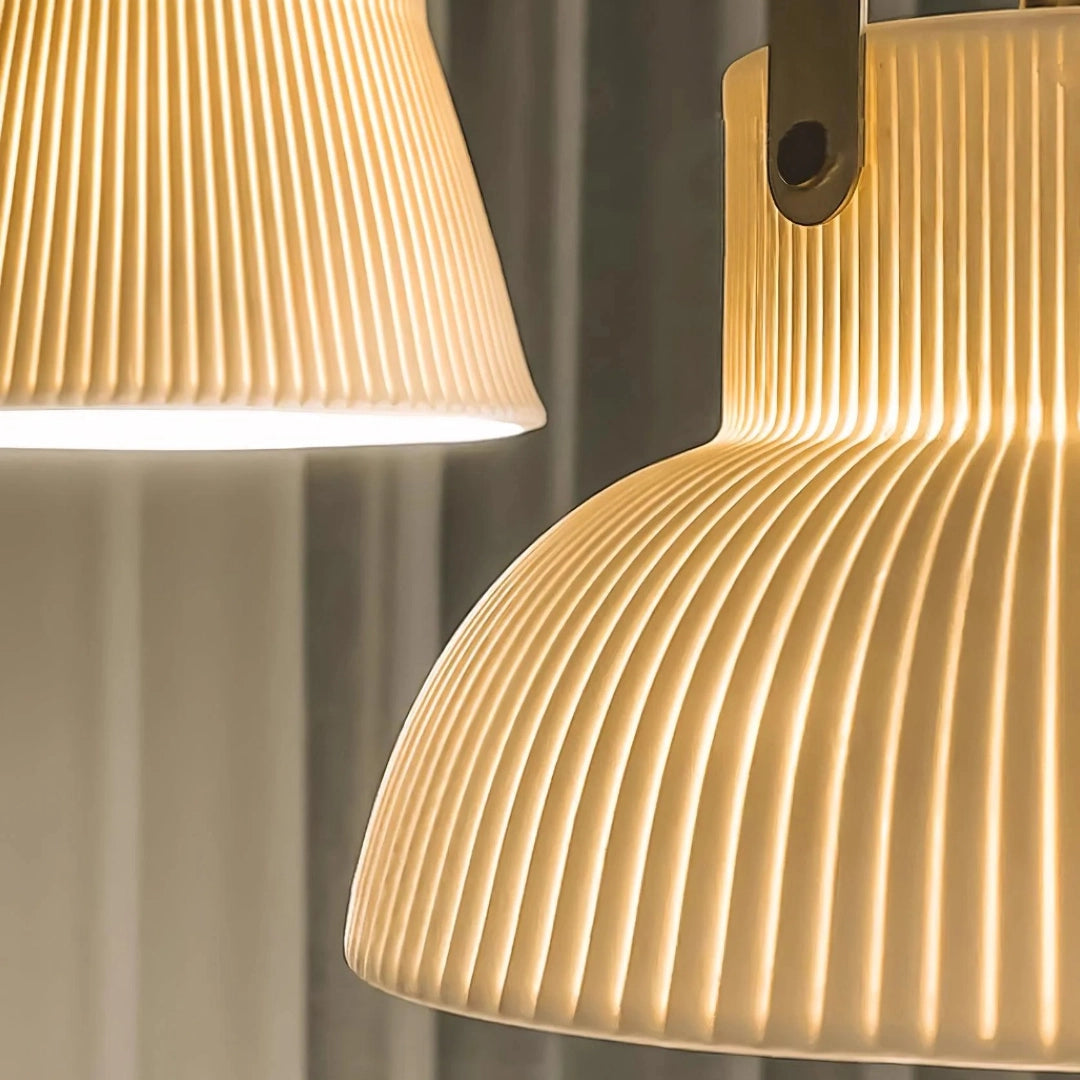 Avery moderne geribbelde keramische bel-hanglamp detail4.webp__PID:b97ef753-7021-4e2e-b5ea-c3ab474290cd