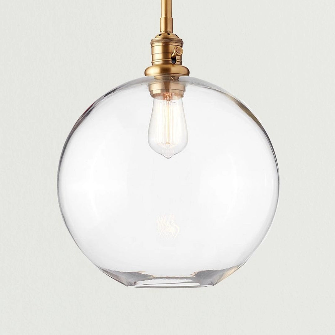 Claire moderne Kugel-Pendelleuchte aus klarem Glas, Messing.webp__PID:180a1a6c-36cb-4438-ac6c-91ef78212585