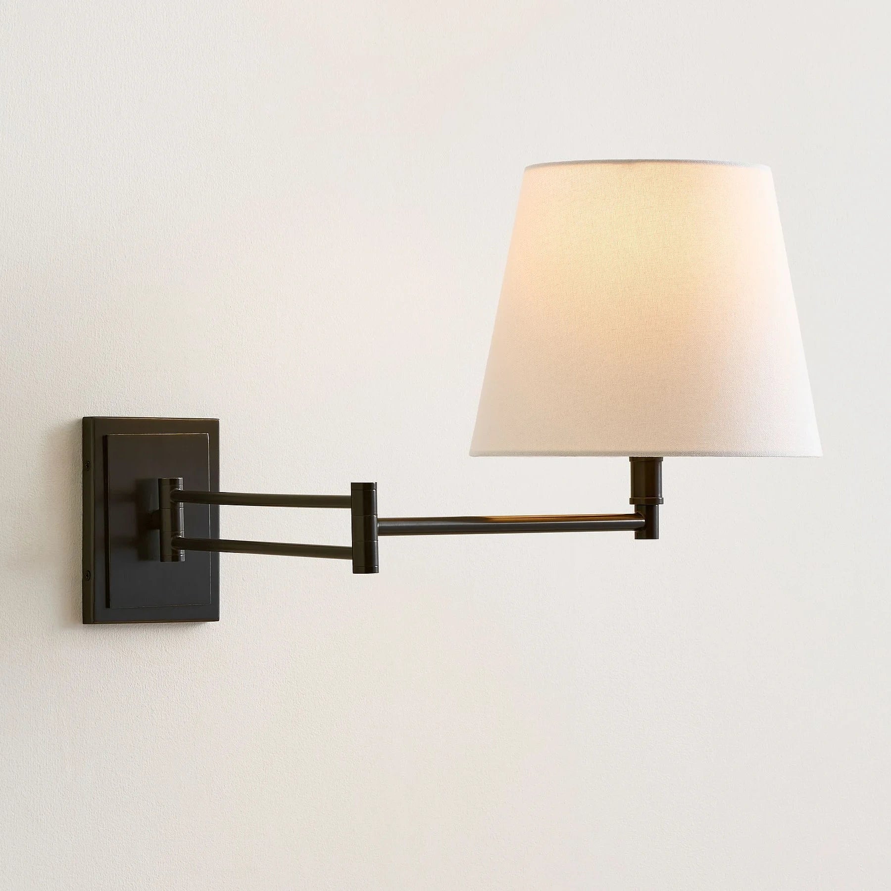 Aplique de pared con brazo oscilante y pantalla de lino moderno Evarne (2).webp__PID:58729da1-7322-47ac-9b5f-092cdd14ad17