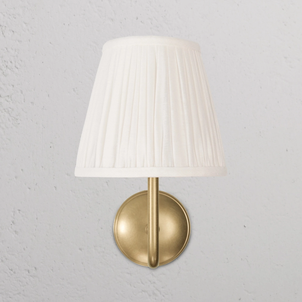 Finn Plissee Shade Brass Arm Wandleuchte4.webp__PID:8209f91f-8a46-40e6-8edd-9b956da439e7