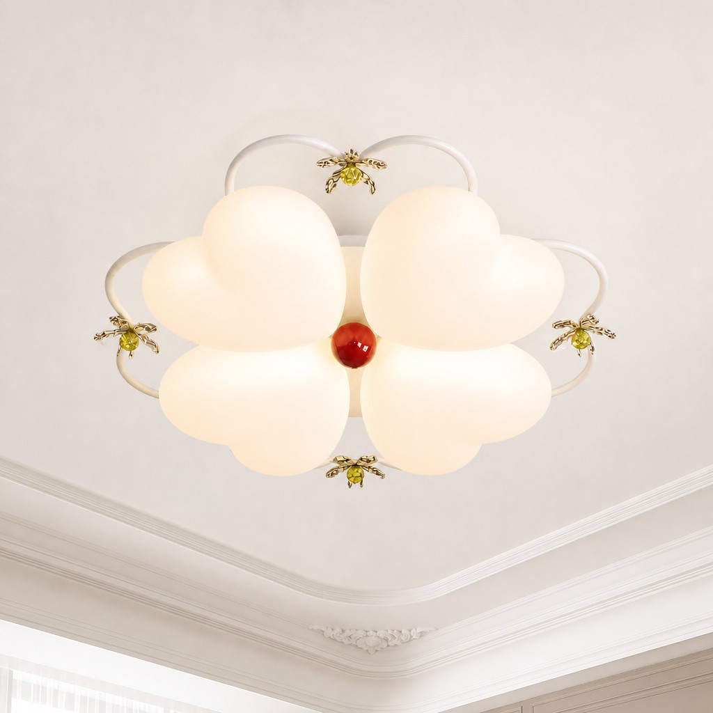 Vista ravvicinata della stanza con la lampada a soffitto a forma di fiore color crema.