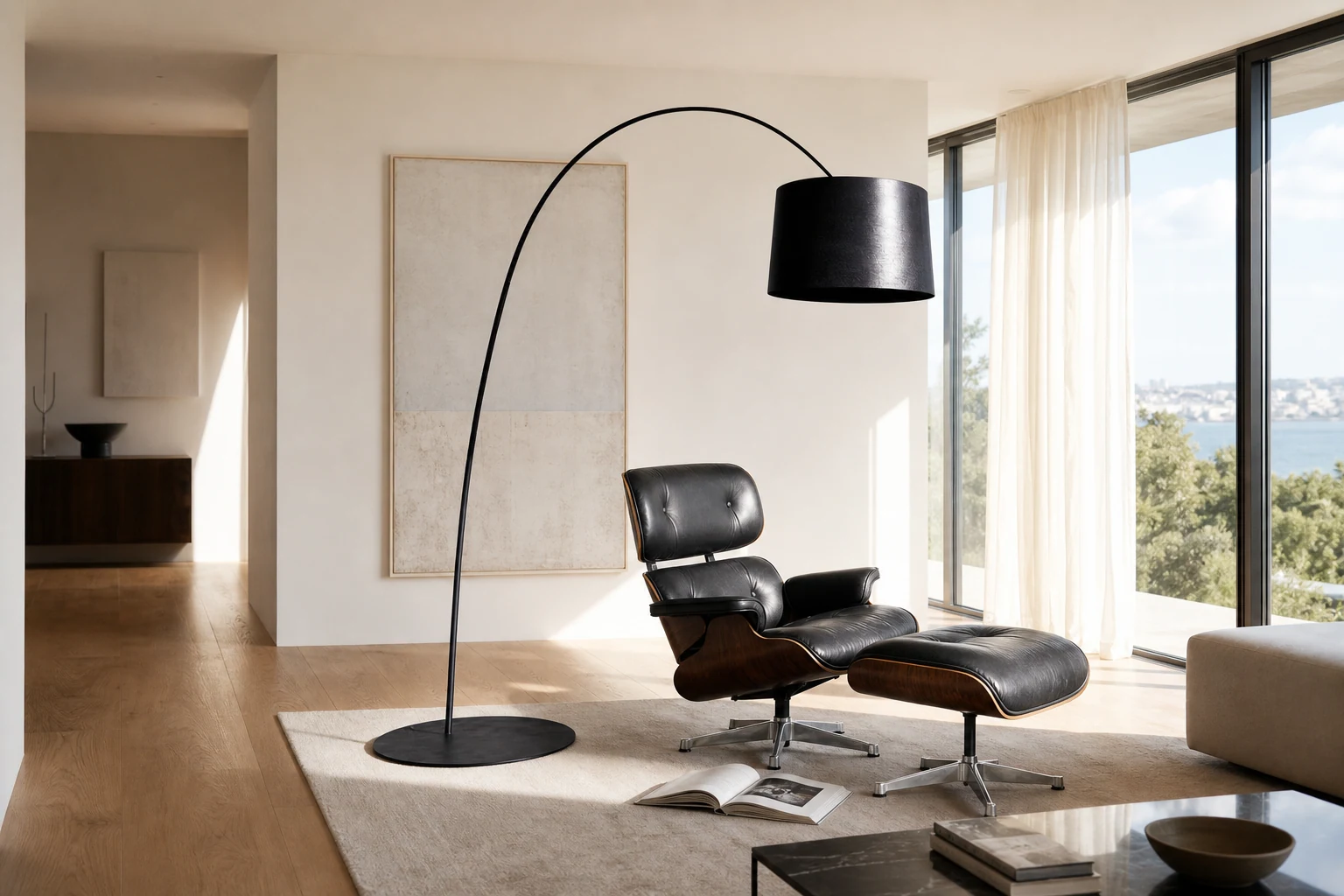 Scène de style de vie présentant le lampadaire mince Atmospheric Slim en contexte