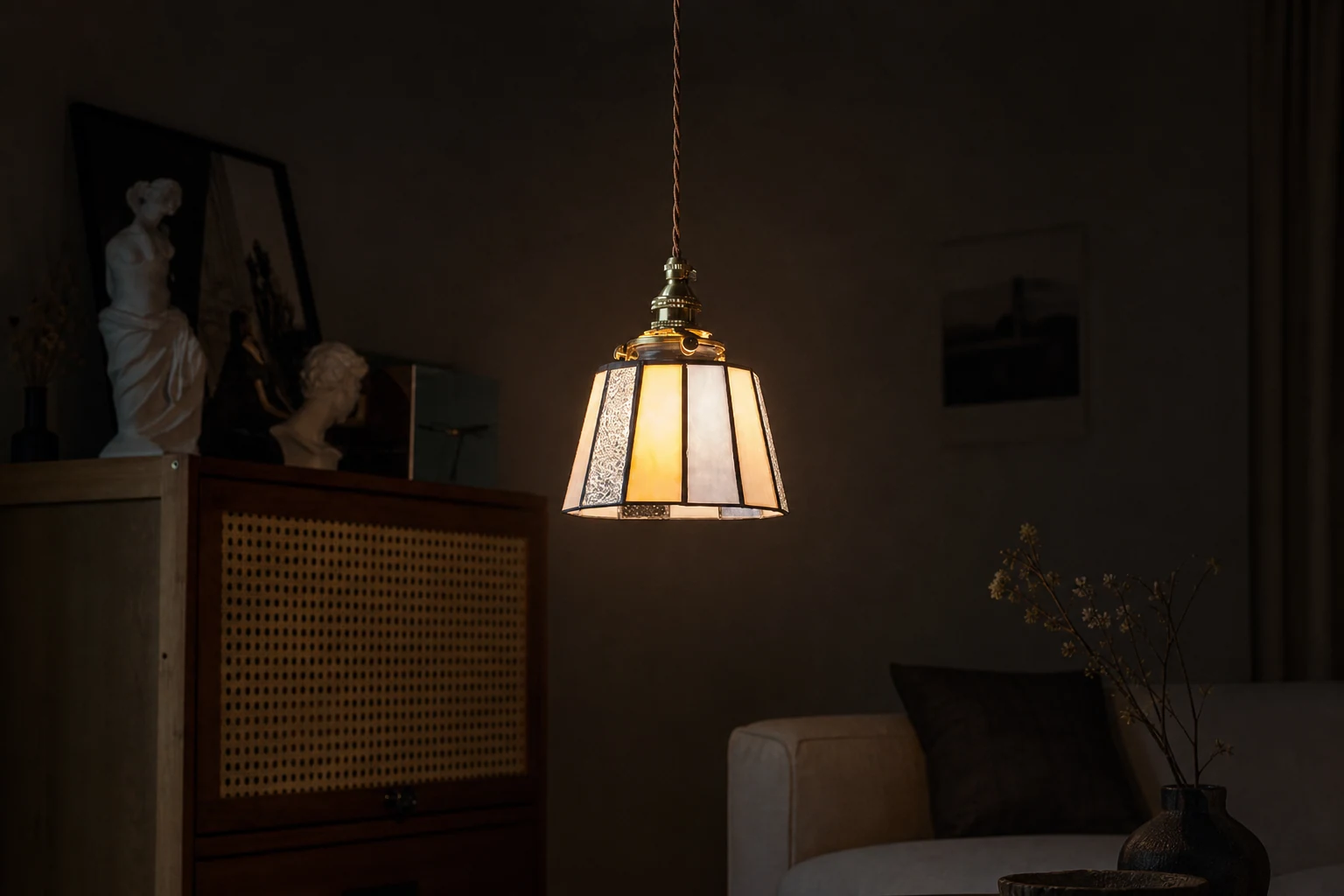 Hanglamp met strepen van glas, geplaatst in een warm interieur.