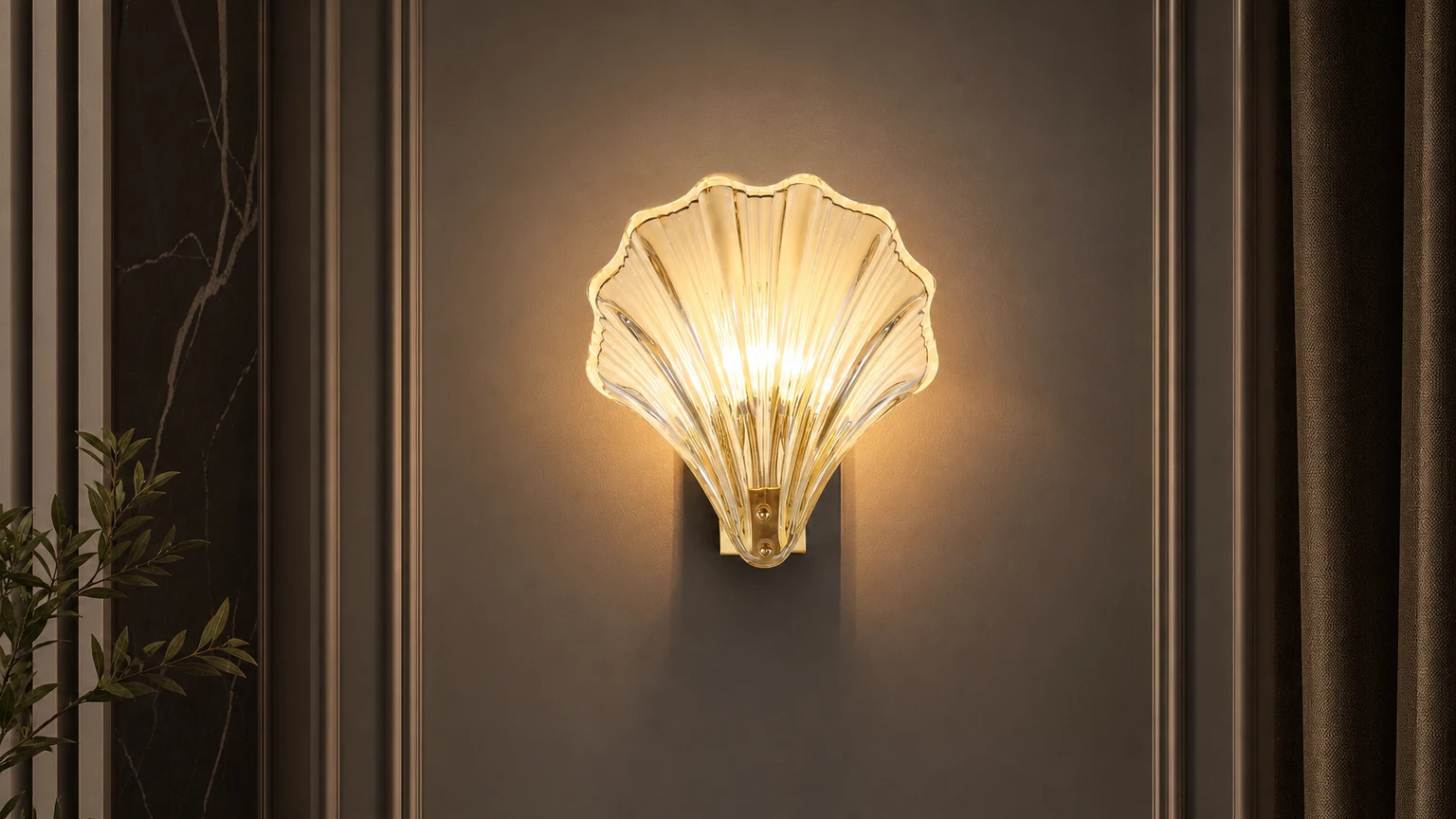 Lámpara de pared con forma de concha de cristal oceánico en un ambiente cálido.