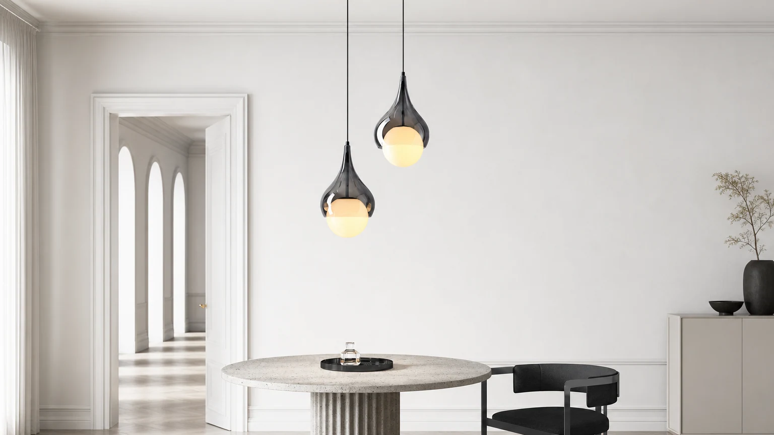Hanglamp met koperen glazen waterdruppels in een warme Scandinavische kamer.