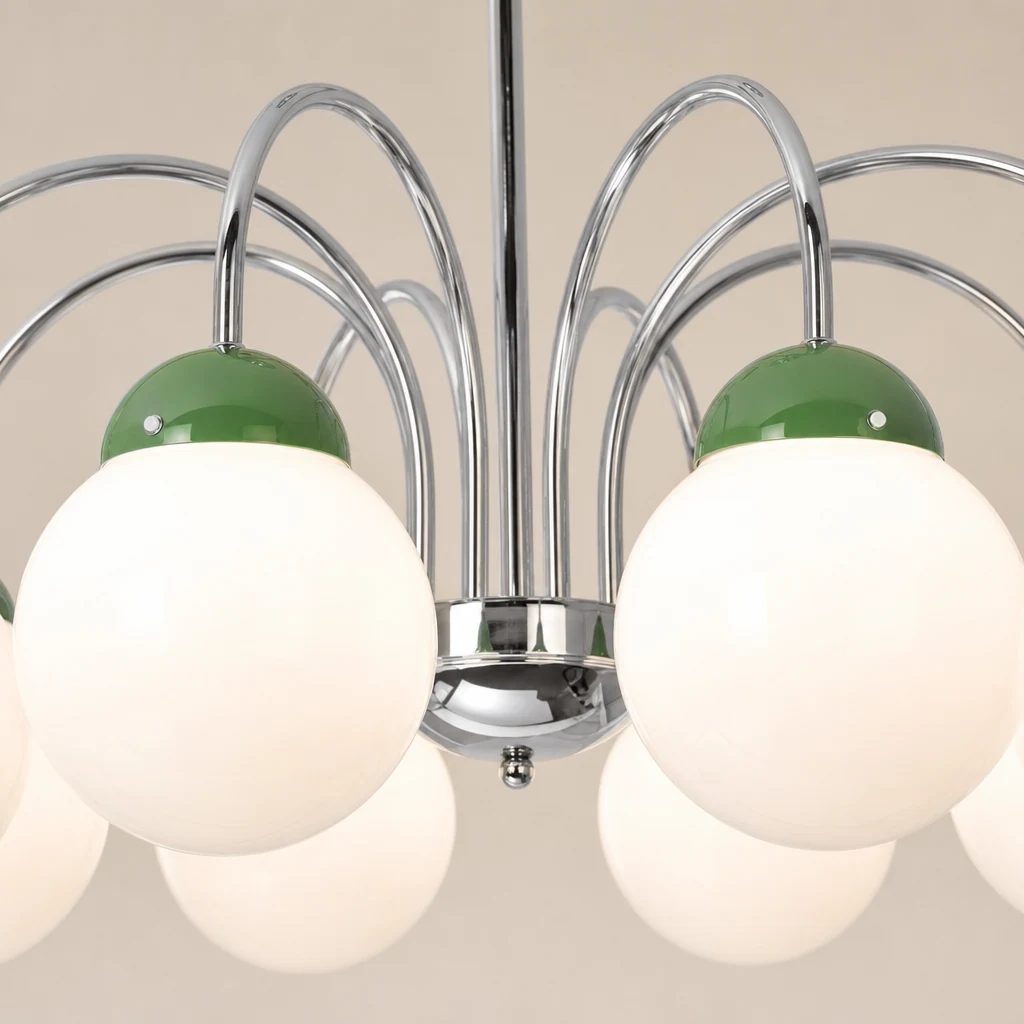 Detailopname van de glazen kap en het hang- en sluitwerk van de kroonluchter