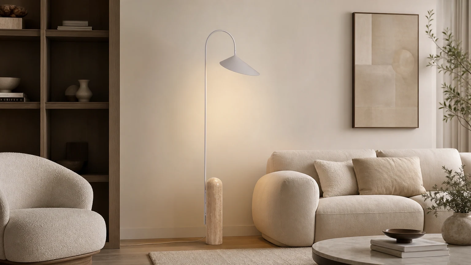 Vloerlamp met marmeren voet en conische kap in een warm interieur.