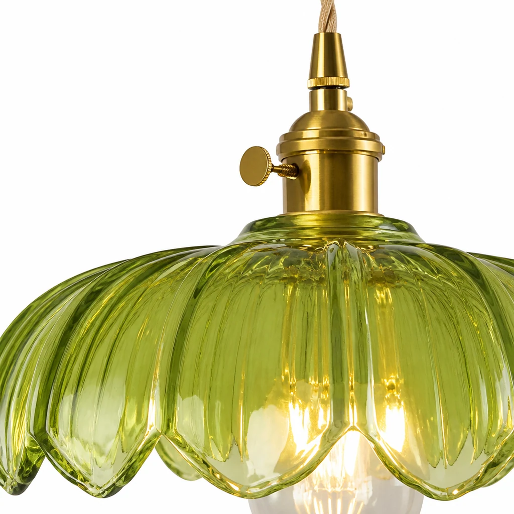 Gros plan sur le détail de la lampe suspendue en verre en forme de pétale