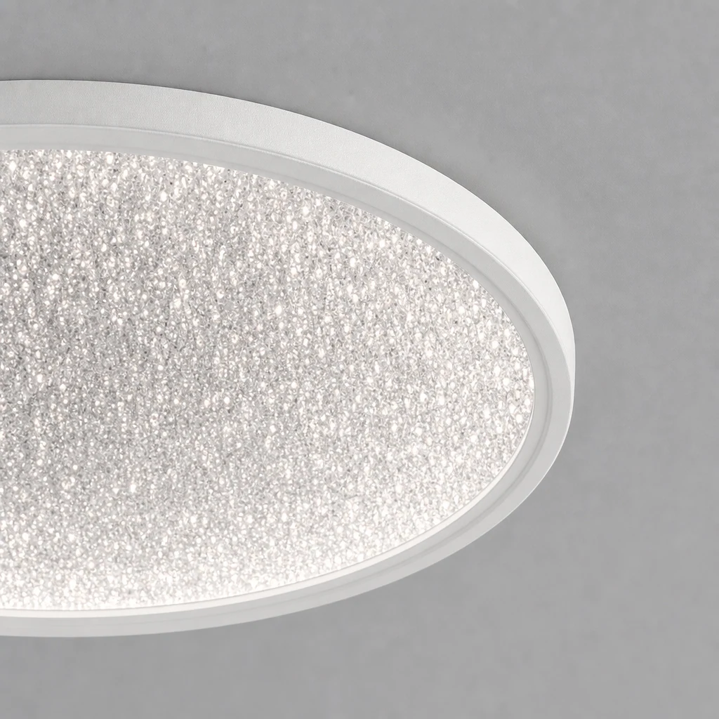 Dettaglio ravvicinato del paralume rotondo in acrilico e della superficie decorata della plafoniera a LED.