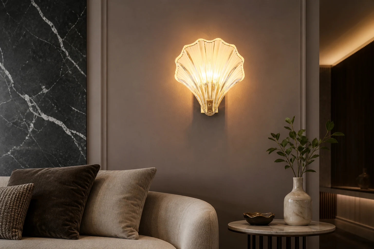 Lámpara de pared con forma de concha de cristal oceánico en una escena de interiorismo de estilo de vida.