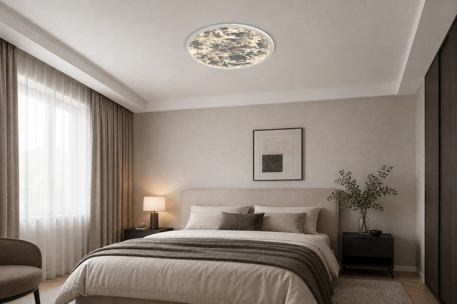 Plafoniera a LED rotonda con motivo decorativo, in una delicata scena da camera da letto.