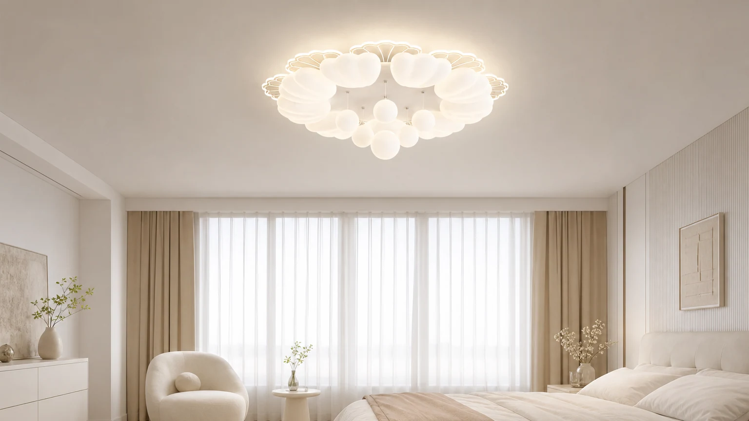 Eine cremefarbene LED-Deckenleuchte mit Kristallkugel in Blumenform ist in einem Schlafzimmer installiert.