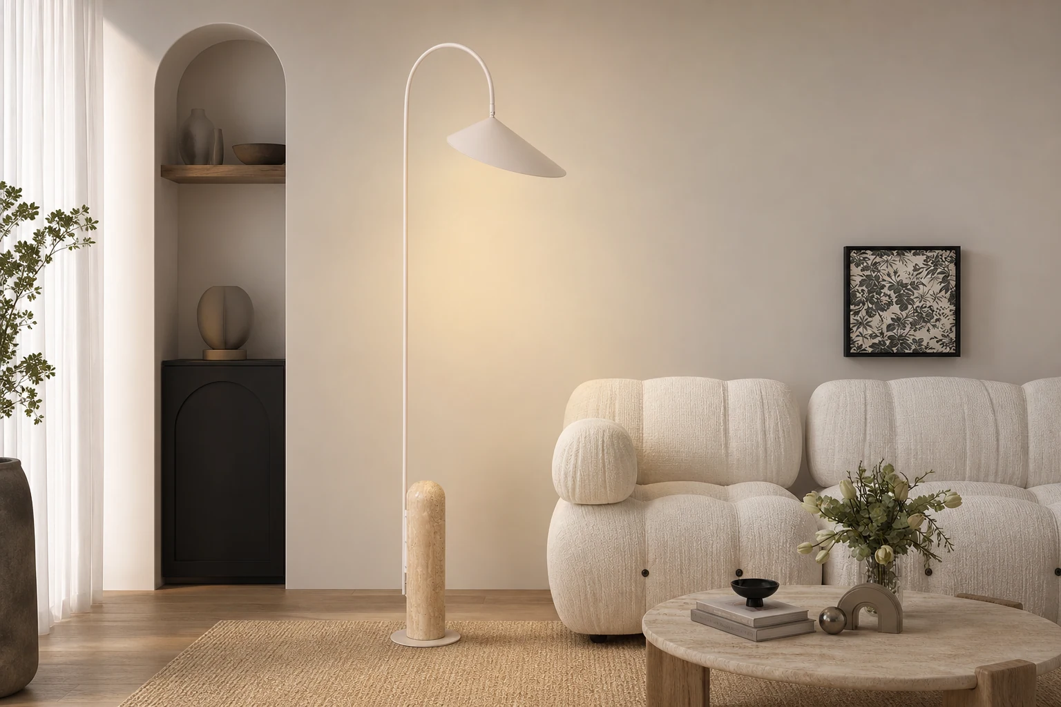 Vloerlamp met marmeren voet, gestyled in een product-in-context scène.