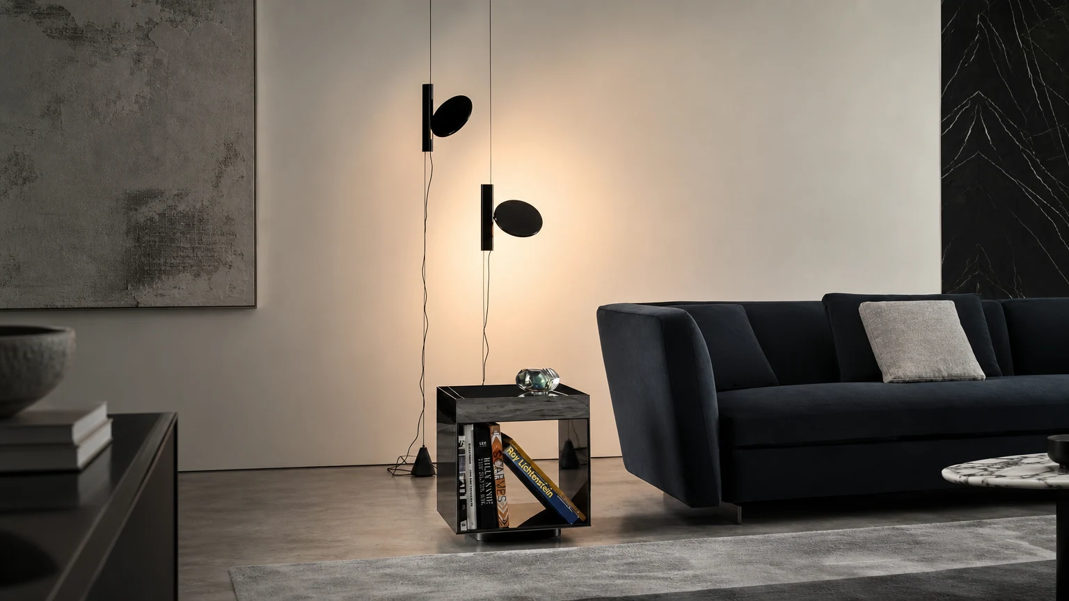 Moderne, minimalistische, verstelbare hanglamp, geplaatst in een rustige kamer.