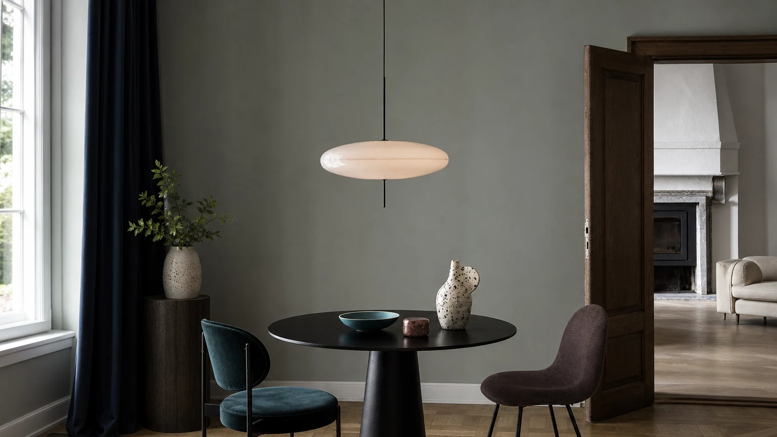 Moderne ovale hanglamp geïnstalleerd in een eigentijdse kamer.