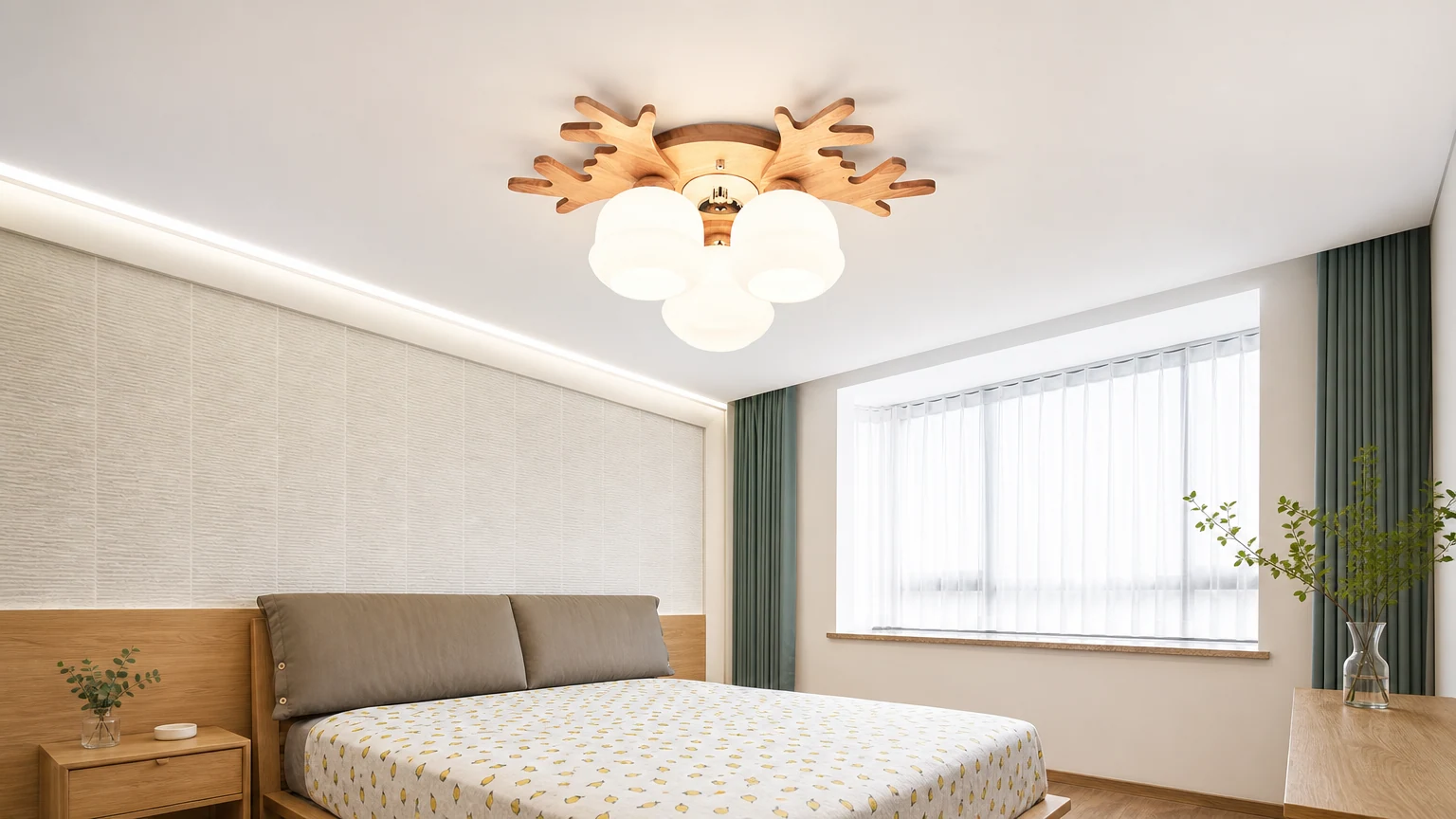 Halbeinbau-Deckenleuchte aus Holz und Glas im Geweihstil, die in einem Schlafzimmer installiert wurde