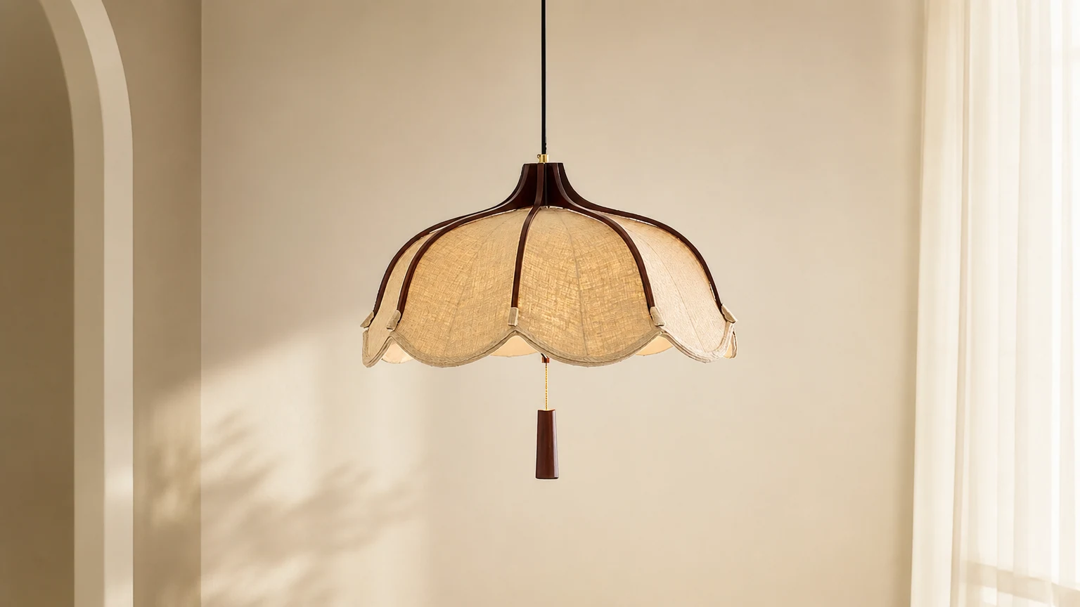 Suspension vintage en chêne et tissu avec dôme en forme de pétale installée dans une salle à manger chaleureuse.