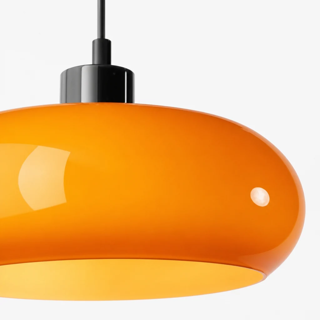 Detailaufnahme des Glasschirms und der Metallkonstruktion der Pendelleuchte Nordic Retro Pot.