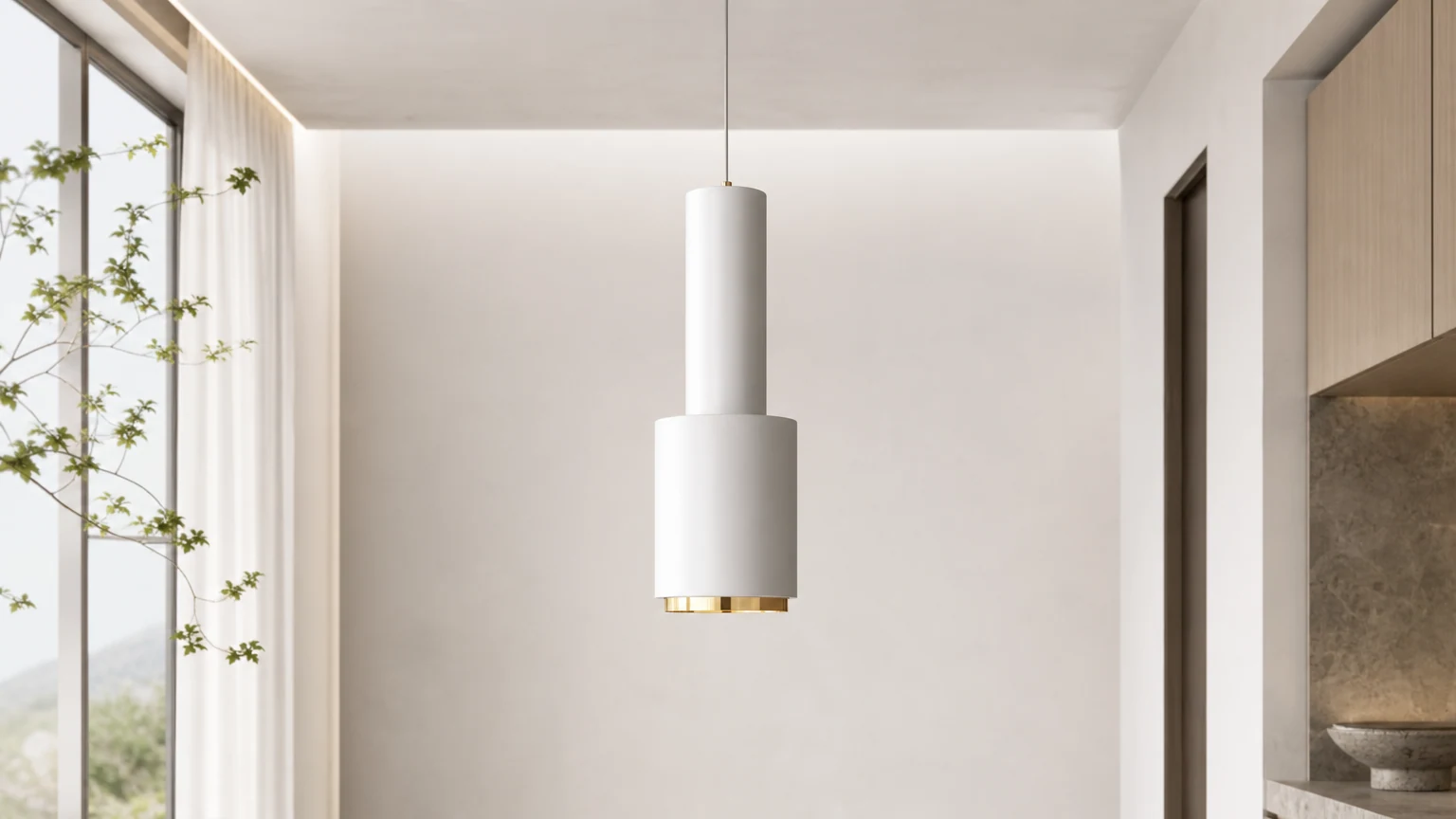 Lampada a sospensione moderna in acciaio in un ambiente interno.