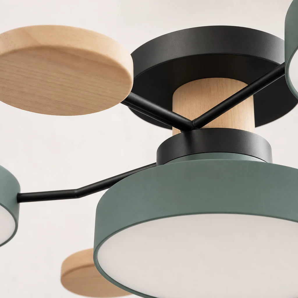 Detailopname van de afwerking van de plafondlamp met Scandinavische takken.