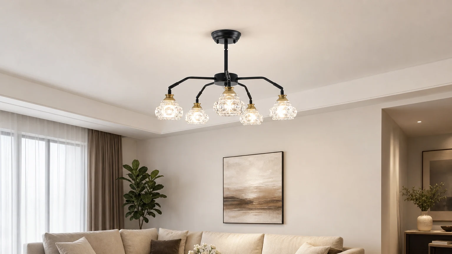 Moderne zwarte plafondlamp met vijf glazen kappen, gemonteerd in een woonkamer.