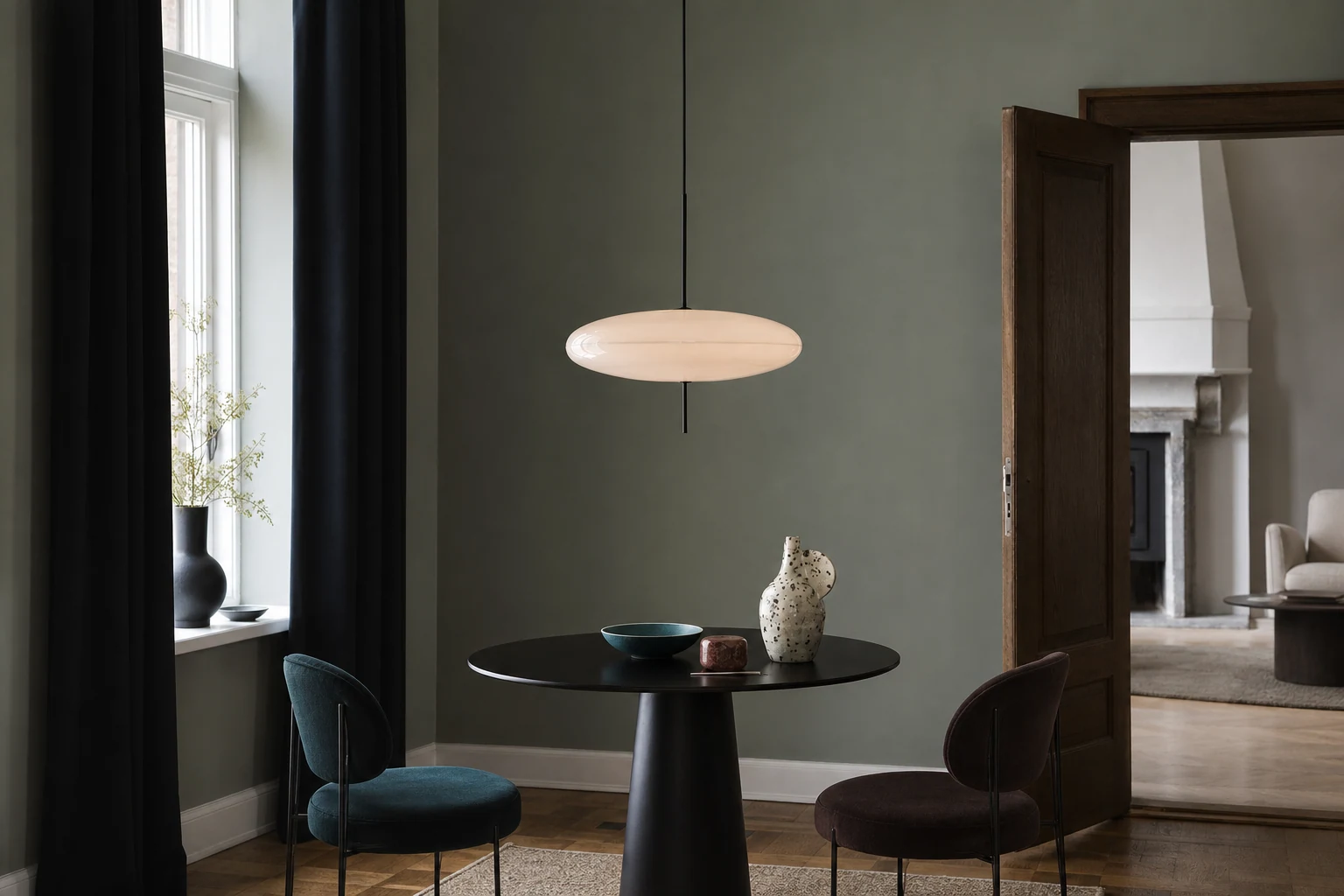 Moderne ovale hanglamp in een lifestyle interieur.