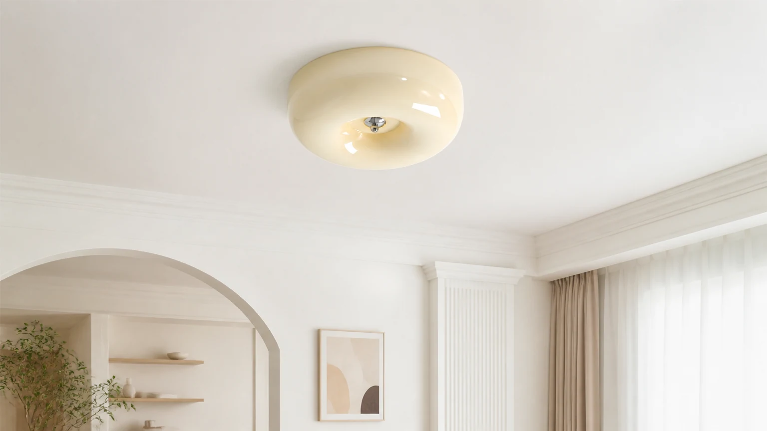 Art Deco plafondlamp in de vorm van een roompudding, geïnstalleerd in een kamer.