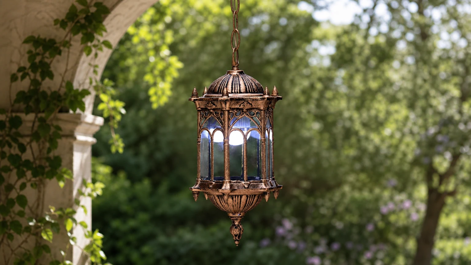 Lanterne suspendue hexagonale traditionnelle d'extérieur présentée dans un cadre de patio chaleureux