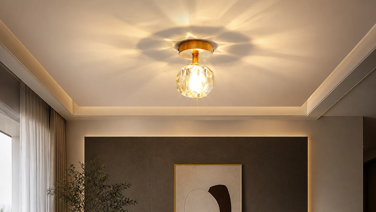 Plafondlamp met ananasvormige koepel van goudkleurig koper en glas, halfverzonken gemonteerd in een warm interieur.