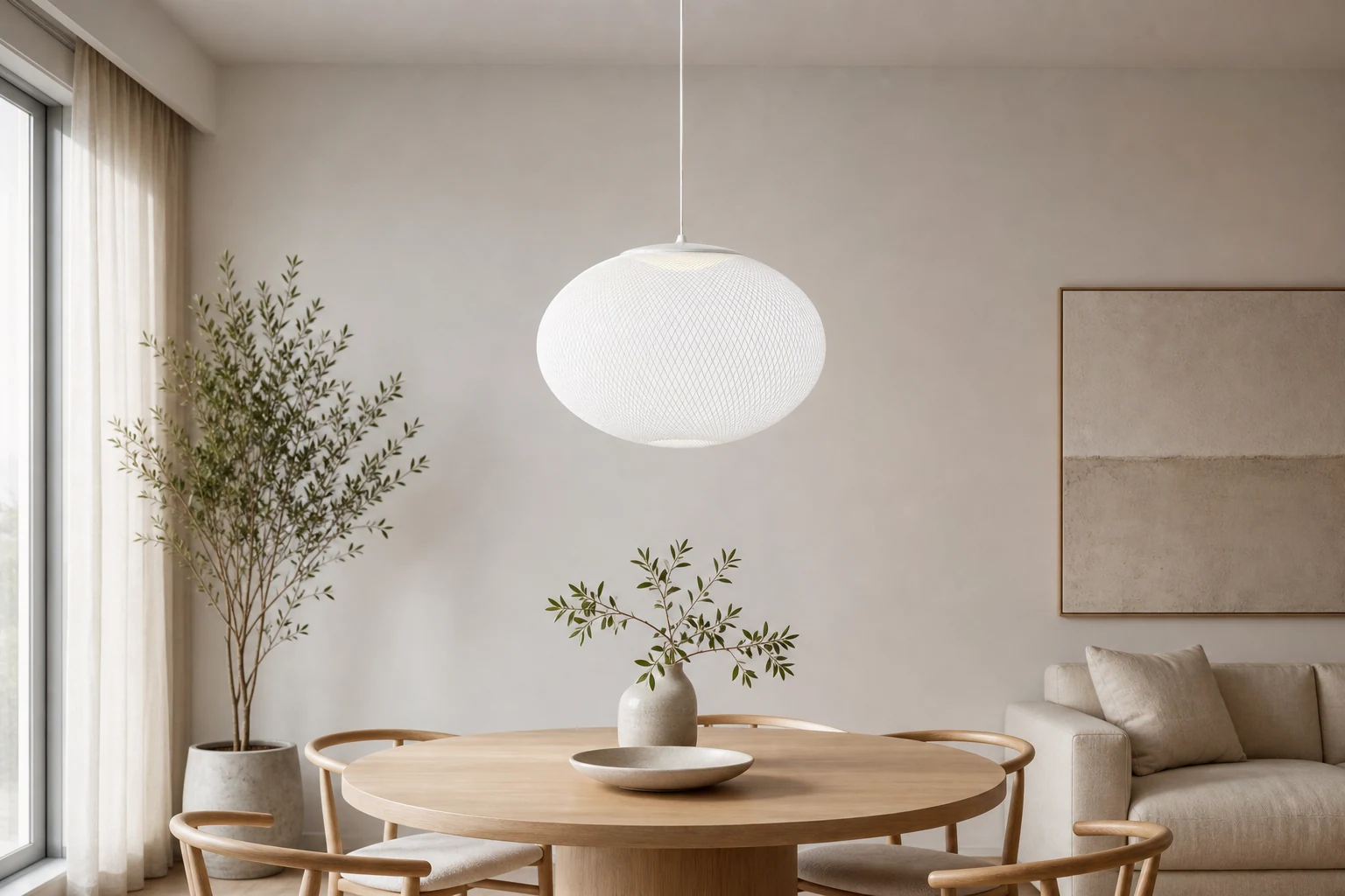 Moderne LED-Pendelleuchte mit Netzgewebe in einer gemütlichen Interieurszene