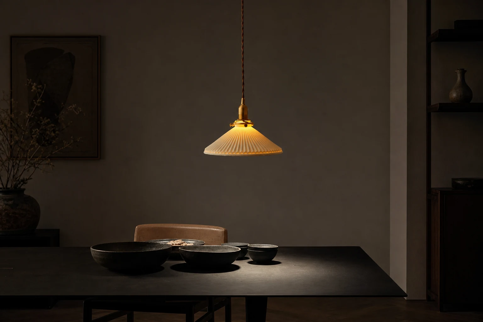 Lampadario a sospensione plissettato in ceramica bianca in un ambiente living.
