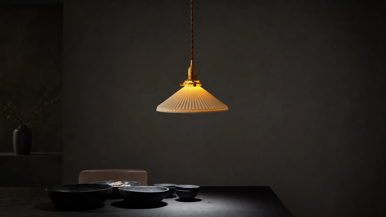 Lampada a sospensione moderna in ceramica plissettata in un ambiente interno accogliente.