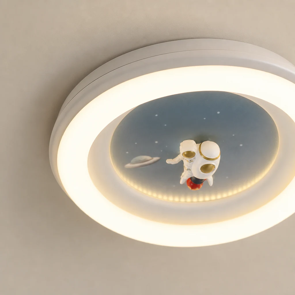 Detailopname van de PE-kap en de afwerking van de plafondlamp met astronautenplaneetmotief.