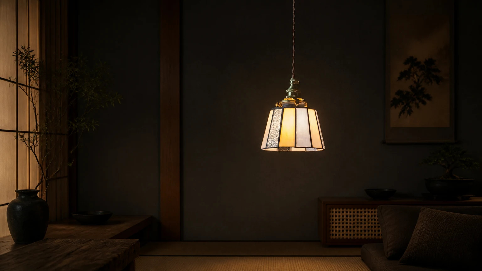 Traditionele Japanse hanglamp met strepen van ijzer en glas in een warme kamer.