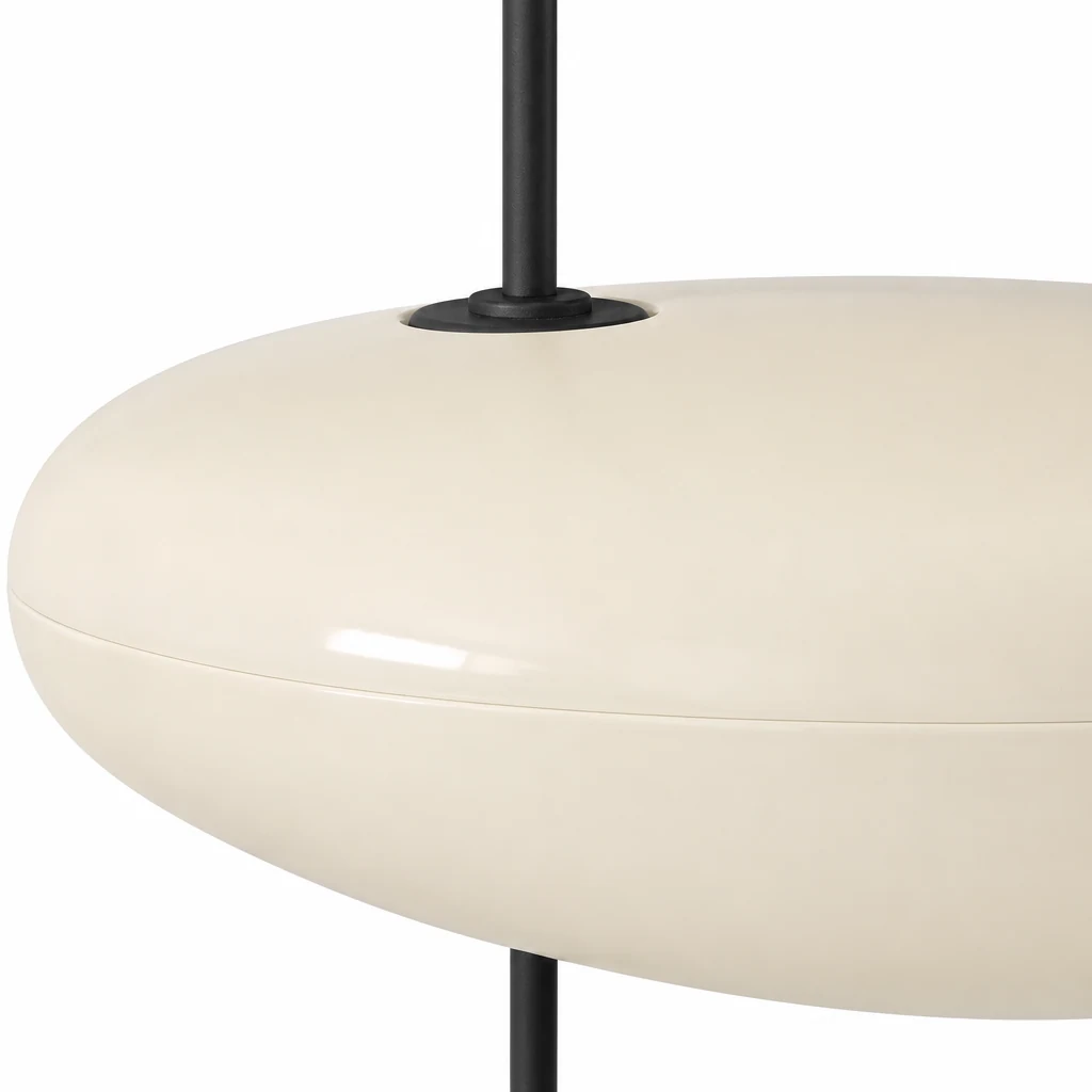 Detailopname van de afwerking en diffuser van de moderne ovale hanglamp.