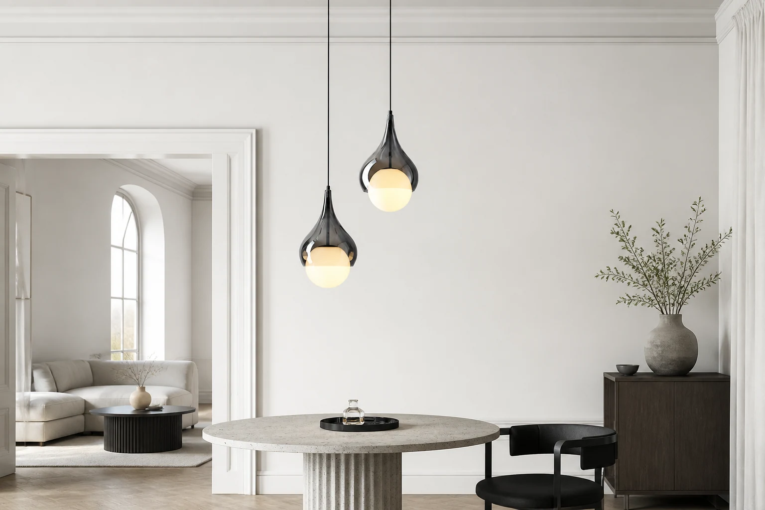Lifestylefoto met een hanglamp van glas en koper in een woonkamer.
