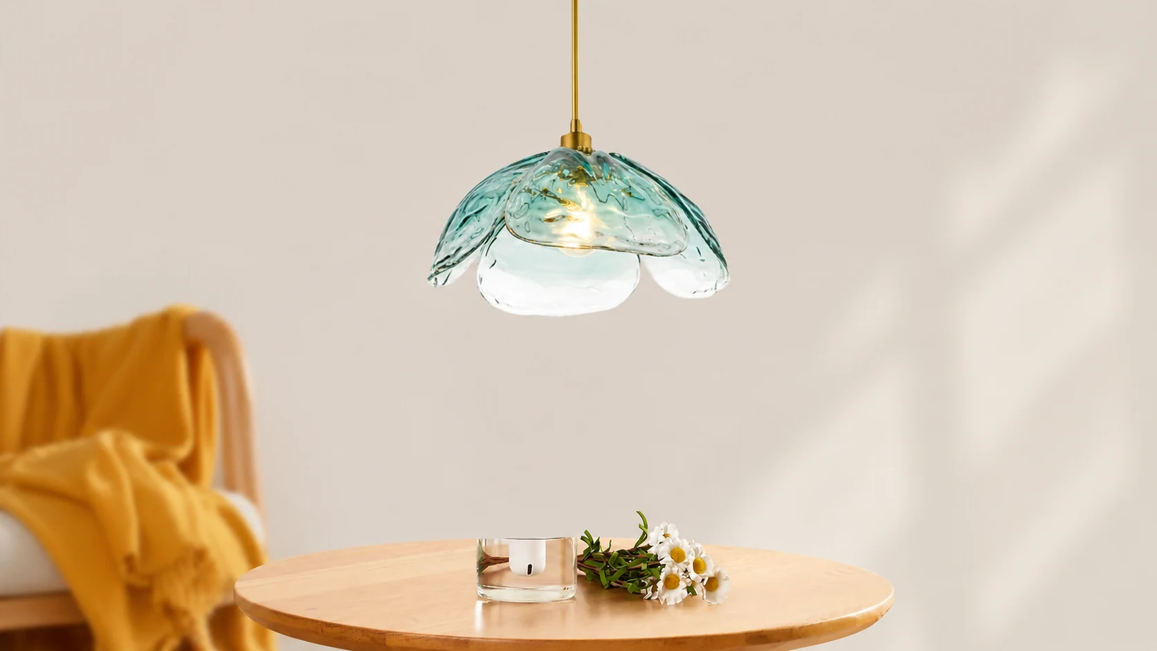 Lampada a sospensione Flora con petali in vetro martellato in una scena d'interni