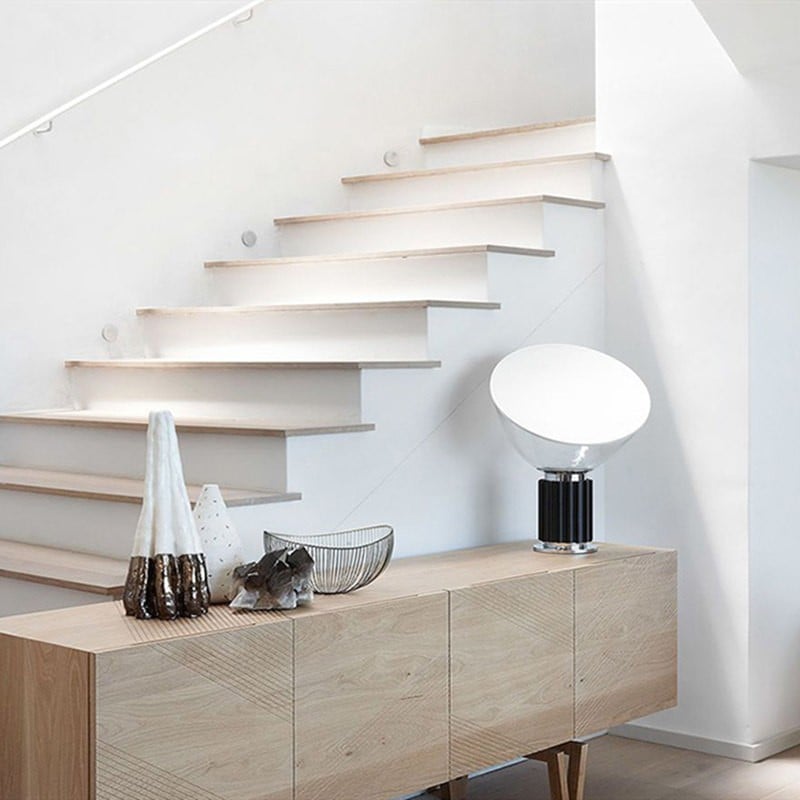 Lámpara de mesa moderna junto a la decoración.
