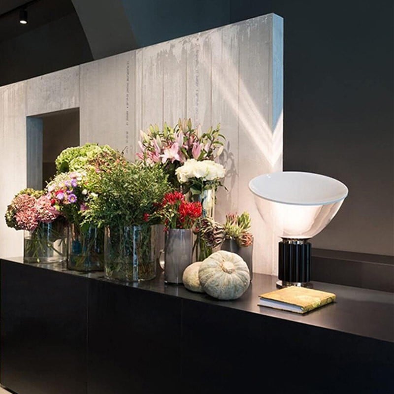 Lámpara de mesa decorativa con iluminación suave.