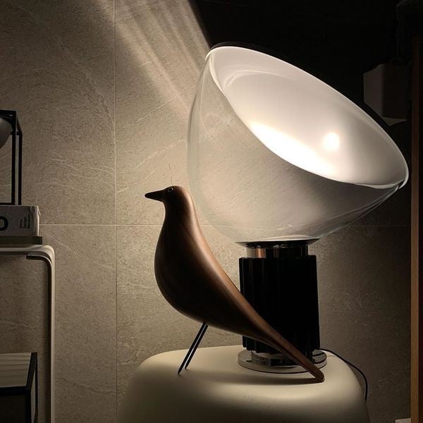 Lámpara de cristal invertida que añade luz ambiental.
