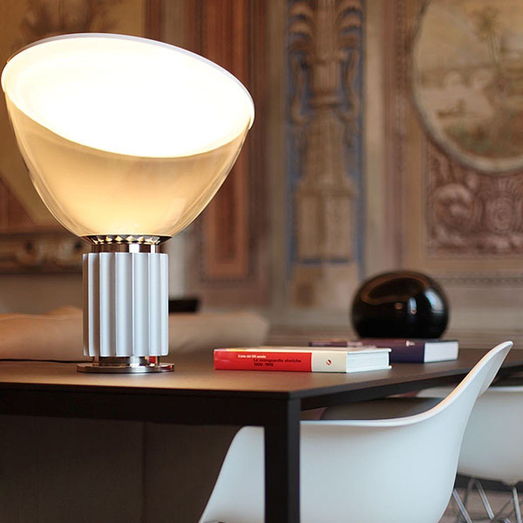Lámpara de mesa elegante en ambiente hogareño.